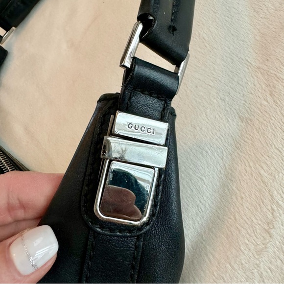 GUCCI (100% Authentic)- Classic Black Leather Front Zip Pocket Shoulder Bag - Picture 8 of 16